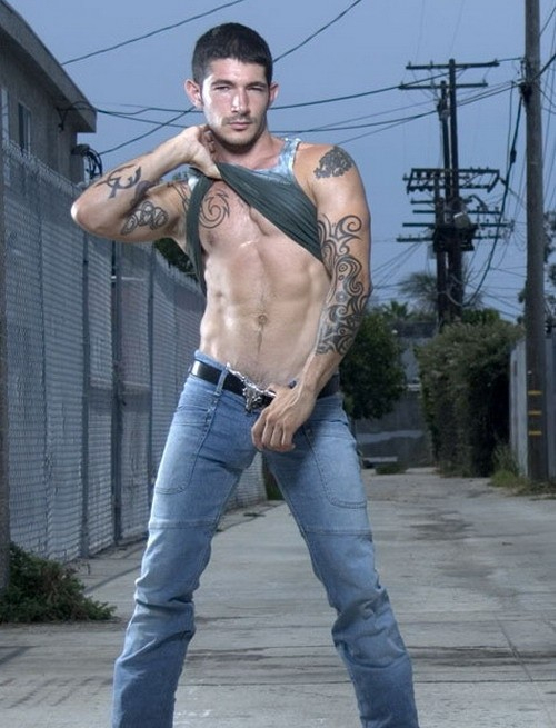 欧美肌肉型男个性纹身图片