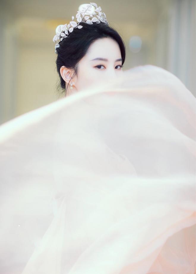 刘亦菲纱裙自带仙气写真图片