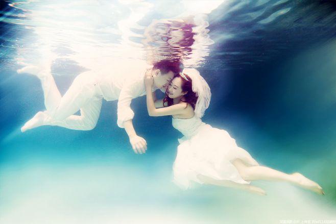 唯美水下婚纱摄影图片 爱上海水的静谧