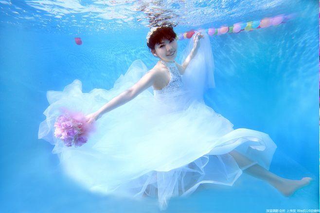 唯美水下婚纱摄影图片 爱上海水的静谧