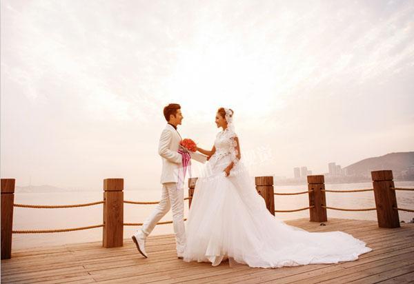 夕阳与海的唯美浪漫主题婚纱照图片欣赏