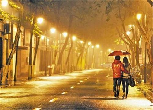 雨中撑伞情侣图片_一起漫步在下雨天