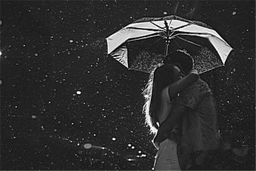 雨中撑伞情侣图片_一起漫步在下雨天