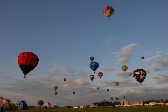 飞在空中的漂亮热气球图片