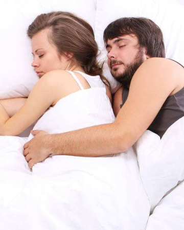 情侣抱着睡觉图片