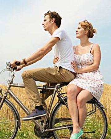 情侣骑自行车唯美图片