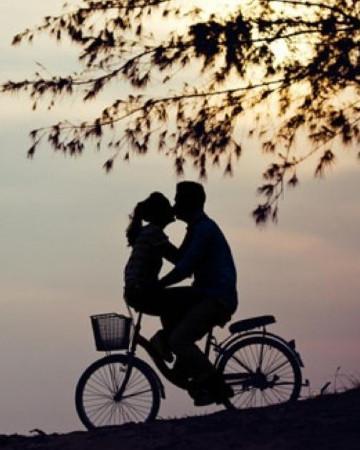 情侣骑自行车唯美图片