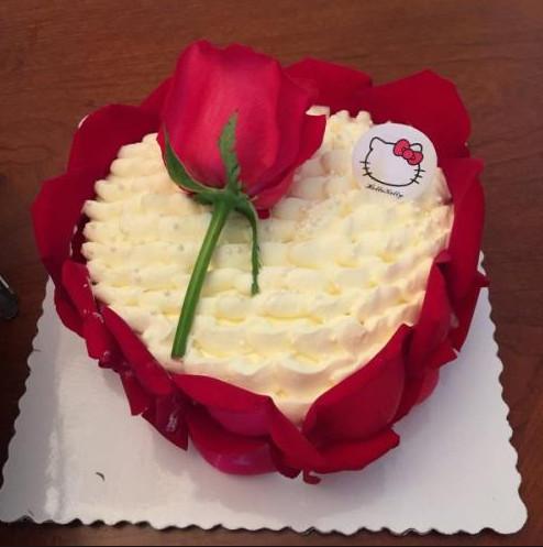 新款玫瑰花蛋糕图片，如果世界只剩一分钟，我会对你说我爱你！