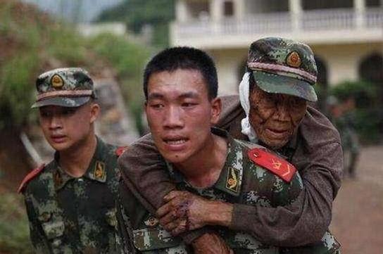 中国军官和士兵救灾拥抱合照图片 并不是一种资源，而是一种依靠