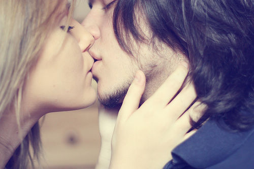 深情拥吻的唯美情侣图片:期望每天起床 就能看到你的脸