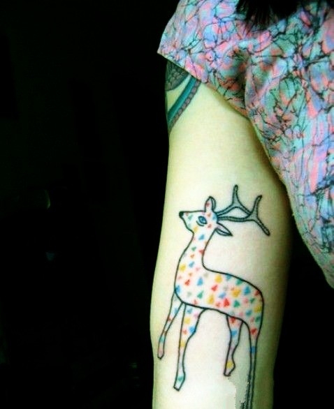 女性手臂彩色卡通小鹿可爱刺青 纹身图片 优美图