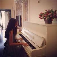 弹钢琴女生唯美头像