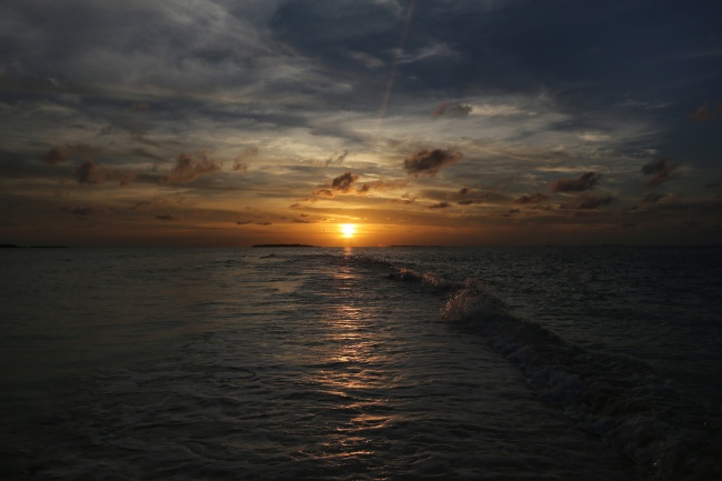 海平面日出图片
