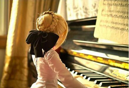 钢琴女孩唯美图片