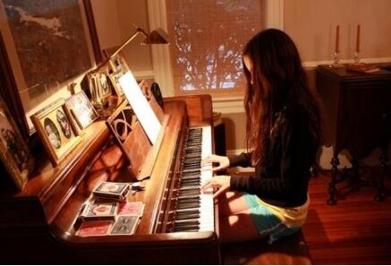 钢琴女孩唯美图片