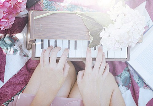 弹钢琴女生唯美图片