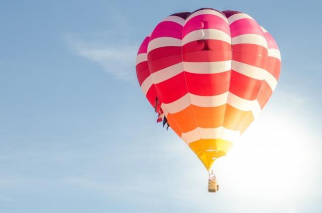 空中美丽的五颜六色热气球图片