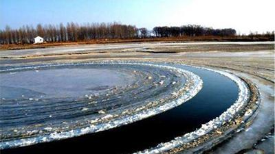 沈阳河面旋转冰圈图片