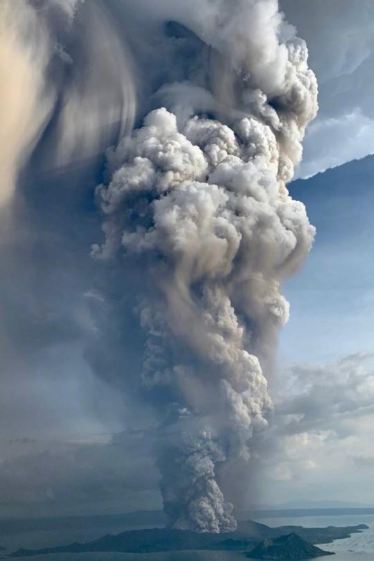 菲律宾火山喷发图片