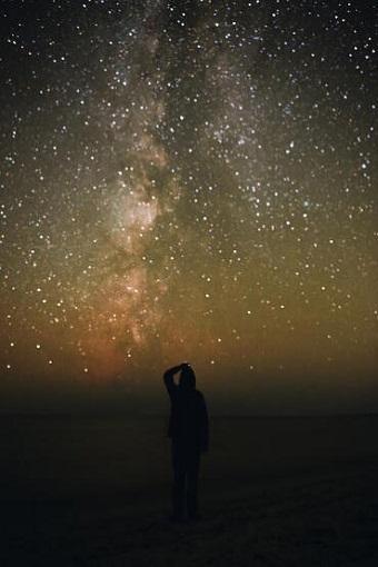 一个人孤独看星空图片