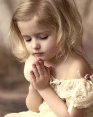 小女孩祈祷唯美图片