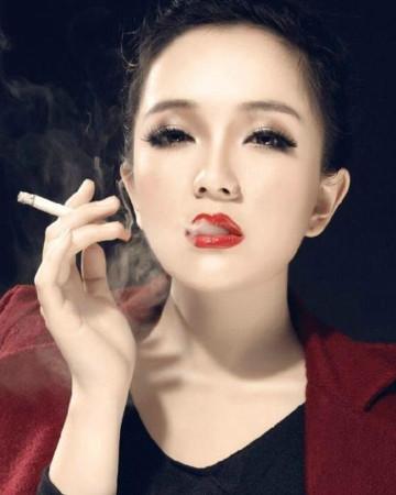 女人吸烟唯美图片