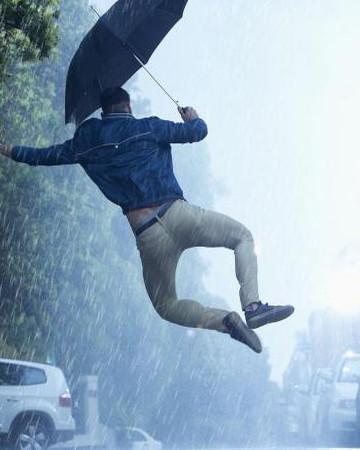 男人雨中撑伞唯美图片